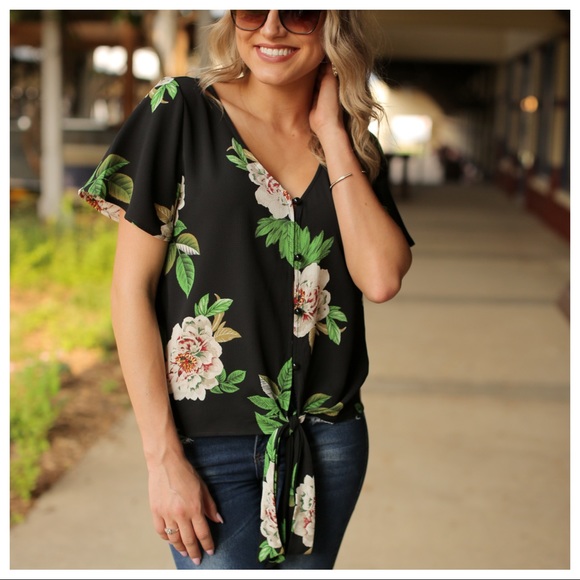 ✨LAST ONE✨Black Floral Tie Front Top - Picture 3 of 6